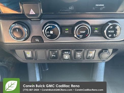 Used 2018 Toyota Tacoma TRD Sport w/ Exterior Package AWD/4WD image 22