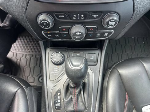 Used 2019 Jeep Cherokee Trailhawk w/ Cold Weather Group AWD/4WD image 33