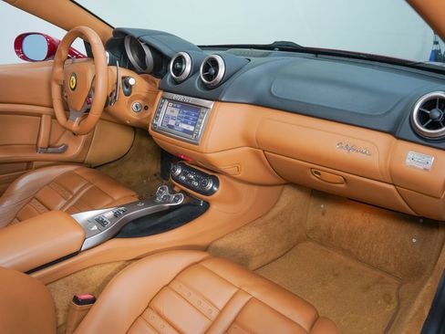 Used 2010 Ferrari California RWD image 28