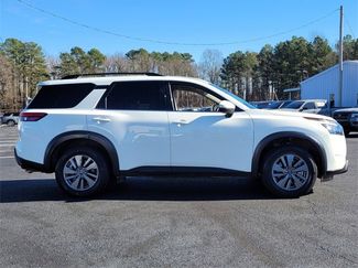 Used 2025 Nissan Pathfinder SV video 2