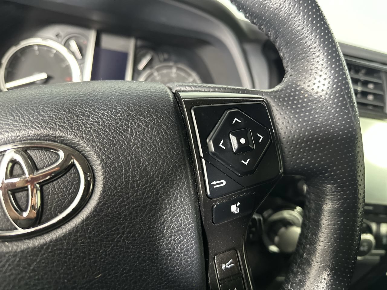 Used 2024 Toyota 4Runner TRD Off-Road Premium w/ Moonroof Package AWD/4WD image 7