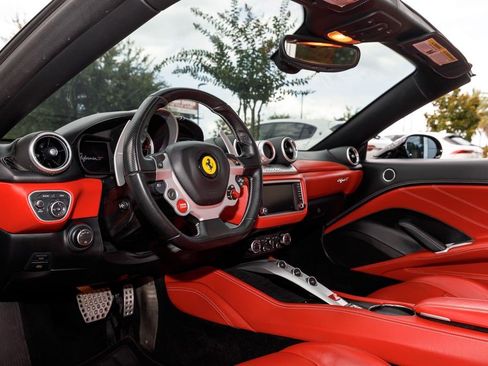 Used 2017 Ferrari California T RWD image 24