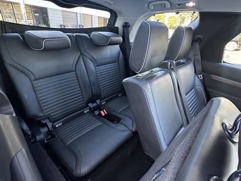 Used 2017 Land Rover Discovery HSE image 14