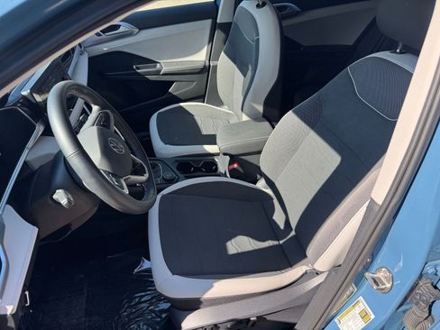 Used 2025 Volkswagen Taos SE image 36