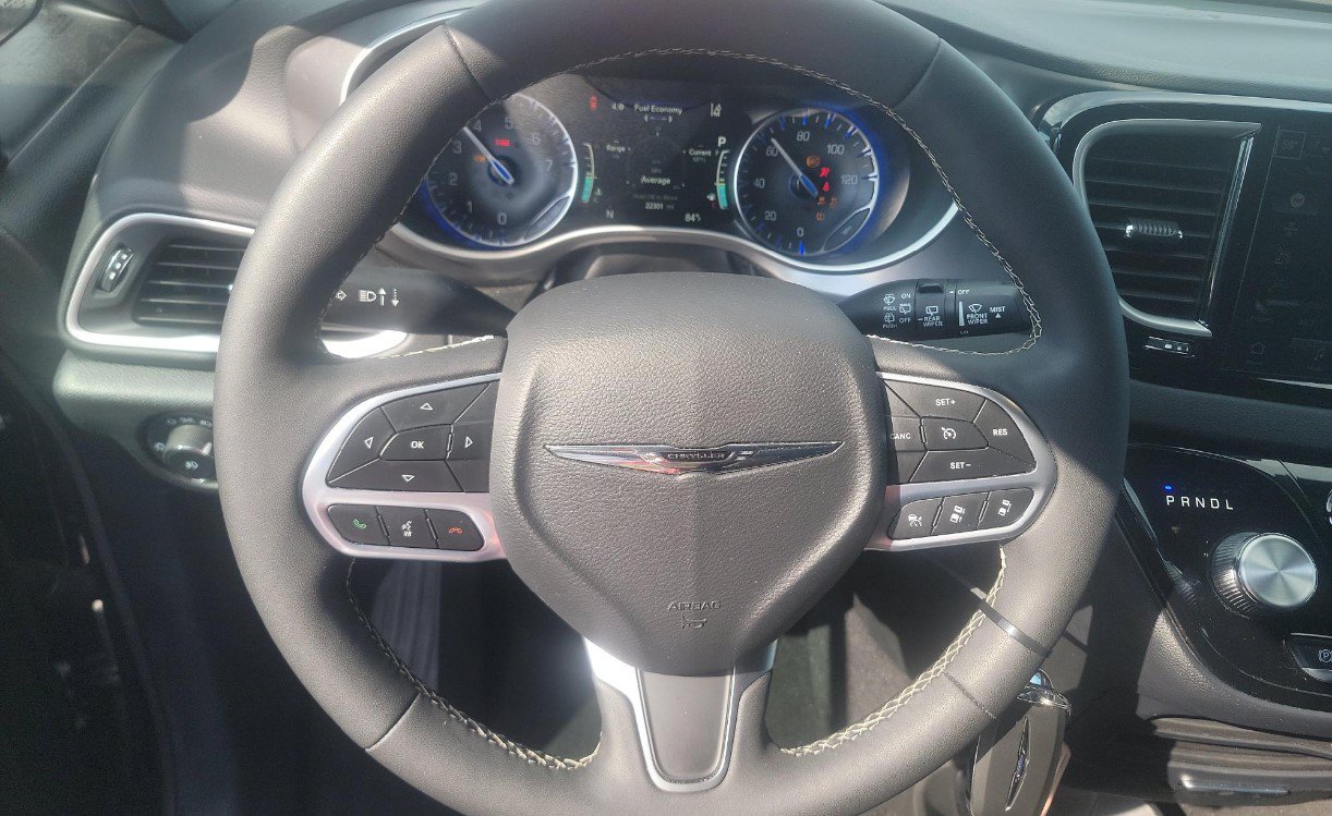 Used 2026 Chrysler Pacifica Select FWD image 8