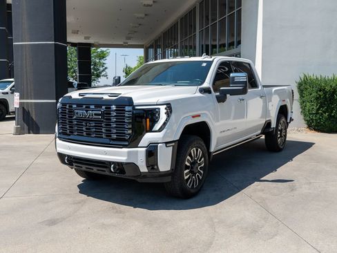 Used 2025 GMC Sierra 3500 Denali Ultimate AWD/4WD image 3