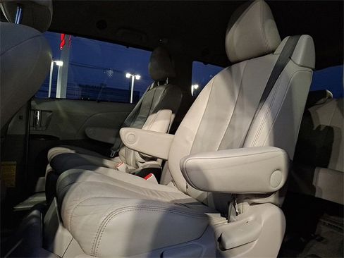 Used 2014 Toyota Sienna XLE image 10