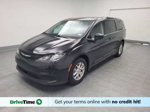 Used 2022 Chrysler Voyager LX image 1