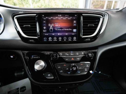 Used 2020 Chrysler Pacifica Touring-L Plus w/ Advanced Safetytec Group image 17