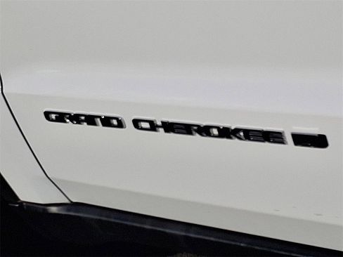 Used 2022 Jeep Grand Cherokee Limited image 34