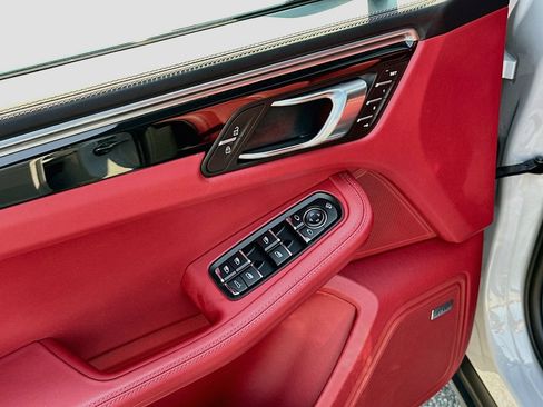 Certified 2024 Porsche Macan S AWD/4WD image 20