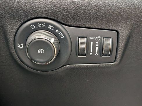 Used 2025 Jeep Compass Trailhawk AWD/4WD image 14