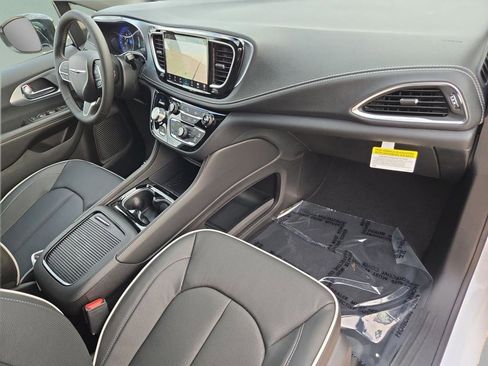 New 2026 Chrysler Pacifica Limited image 29