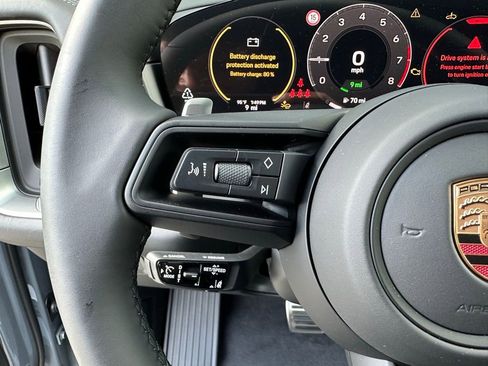 Used 2025 Porsche Cayenne S image 20