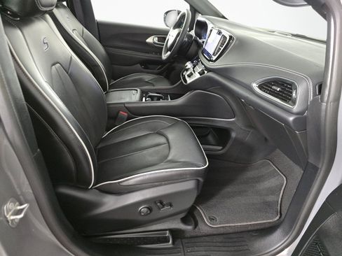 Used 2023 Chrysler Pacifica Limited w/ Uconnect Theater Family Group FWD image 45