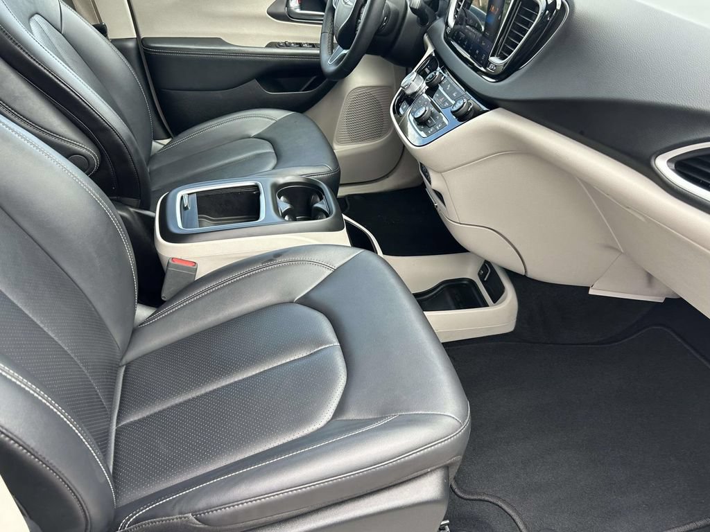 Used 2024 Chrysler Pacifica Touring-L FWD image 13