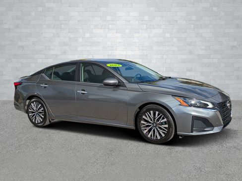 Used 2023 Nissan Altima 2.5 SV image 2