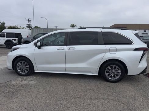 Used 2023 Toyota Sienna XLE w/ XLE Plus Package image 8
