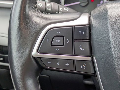 Certified 2023 Toyota Highlander XLE image 28