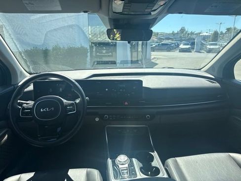 Used 2025 Kia Carnival EX FWD image 11
