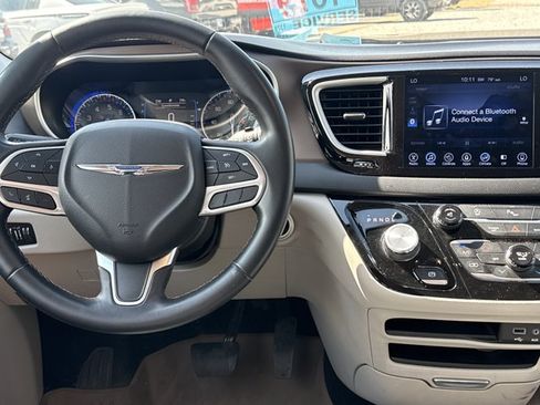 Used 2017 Chrysler Pacifica Touring-L FWD image 4