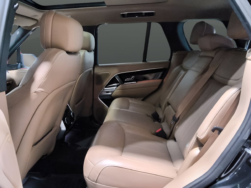 Used 2025 Land Rover Range Rover SE AWD/4WD image 13