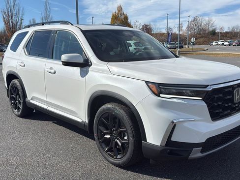 New 2025 Honda Pilot Touring image 1
