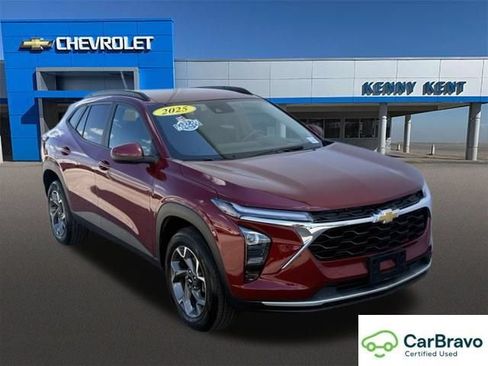 Certified 2025 Chevrolet Trax LT w/ Driver Confidence Package FWD image 1
