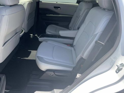 Used 2025 Nissan Pathfinder SL w/ SL Premium Package AWD/4WD image 13
