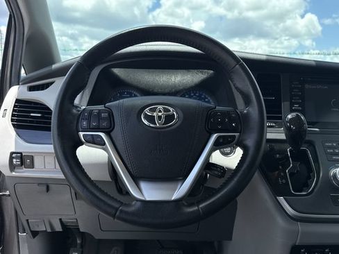Used 2020 Toyota Sienna XLE FWD image 36