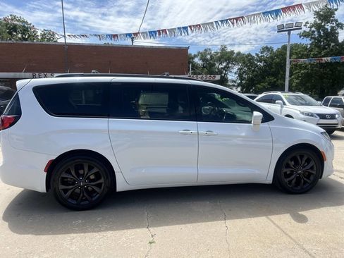 Used 2018 Chrysler Pacifica Touring-L Plus FWD image 43