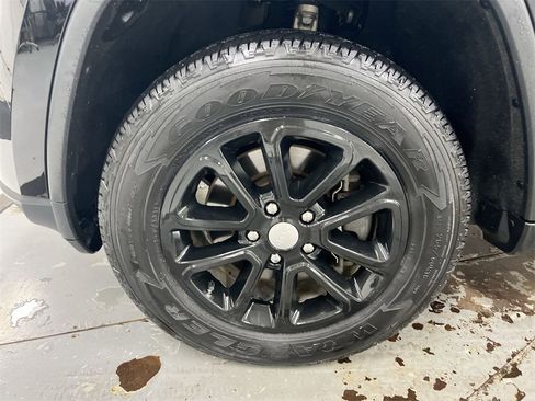 Used 2021 Jeep Grand Cherokee Laredo X image 26