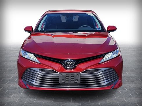 Used 2020 Toyota Camry XLE image 2