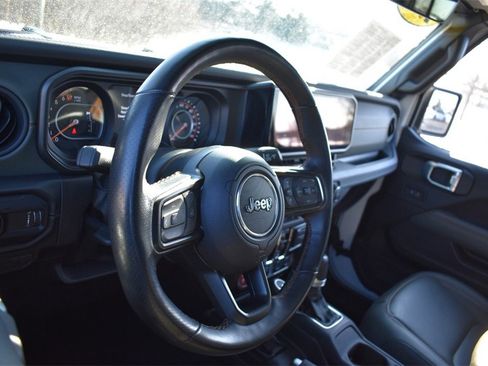 Used 2024 Jeep Gladiator Mojave image 13