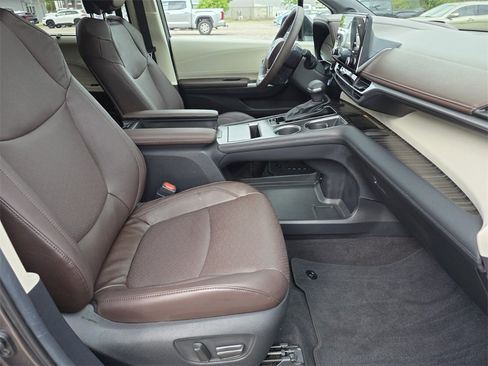 Used 2024 Toyota Sienna Platinum image 14