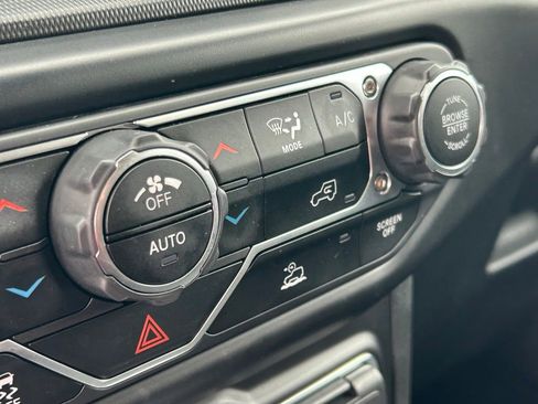 Used 2022 Jeep Wrangler Unlimited Sahara image 34