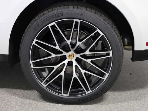Certified 2026 Porsche Macan AWD/4WD image 39