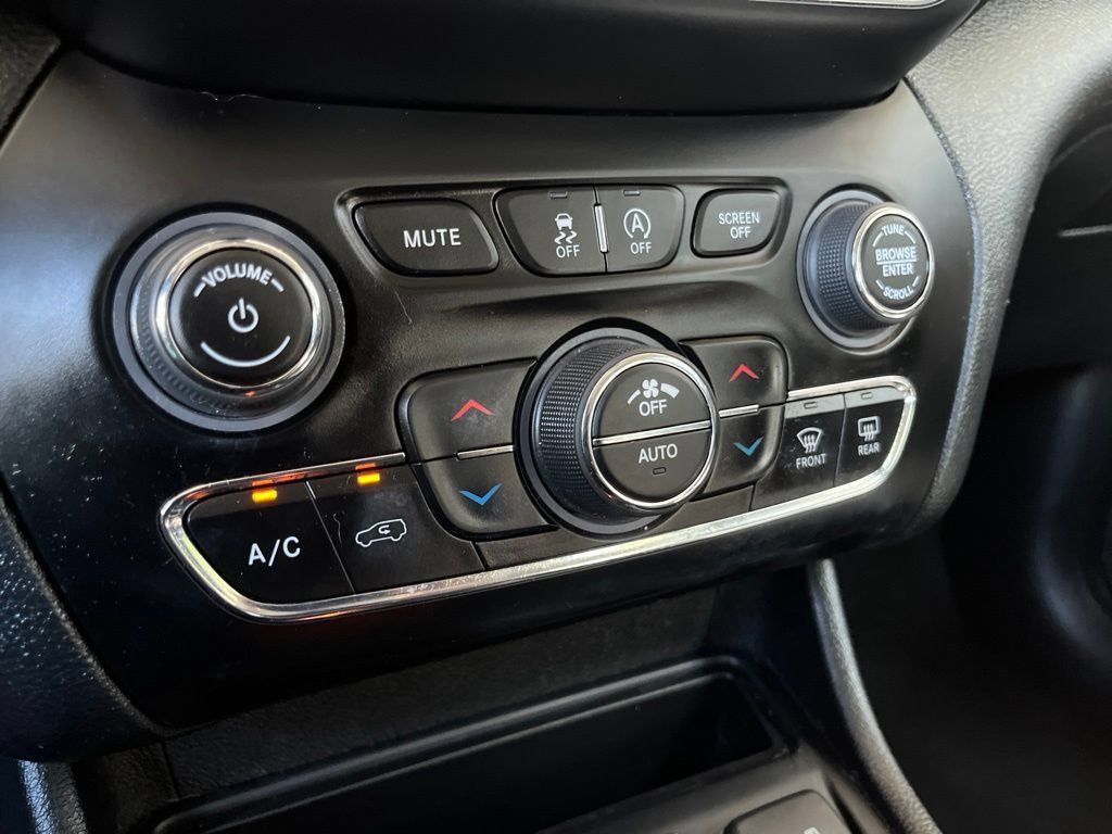 Used 2022 Jeep Cherokee Latitude Lux AWD/4WD image 37
