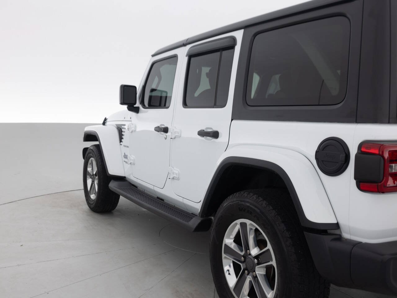 Used 2018 Jeep Wrangler Unlimited Sahara AWD/4WD image 13