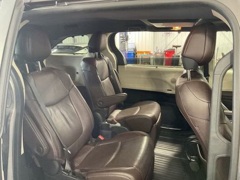 Used 2021 Toyota Sienna Platinum FWD image 15