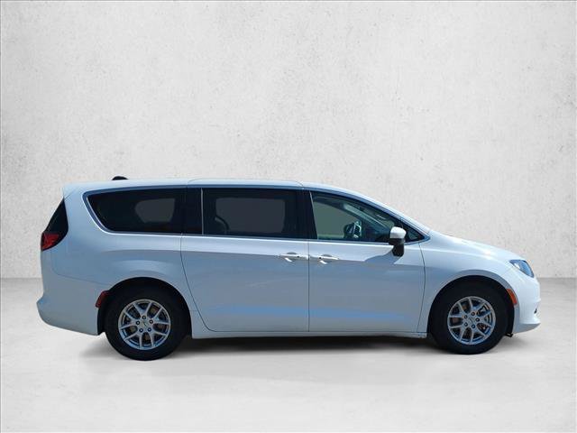 Used 2023 Chrysler Voyager LX FWD image 4
