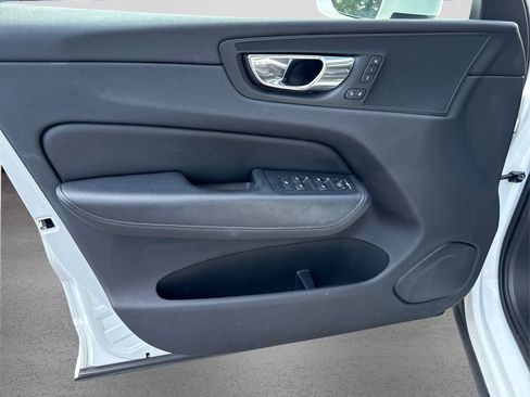 Used 2018 Volvo XC60 T5 Momentum w/ Vision Package image 26
