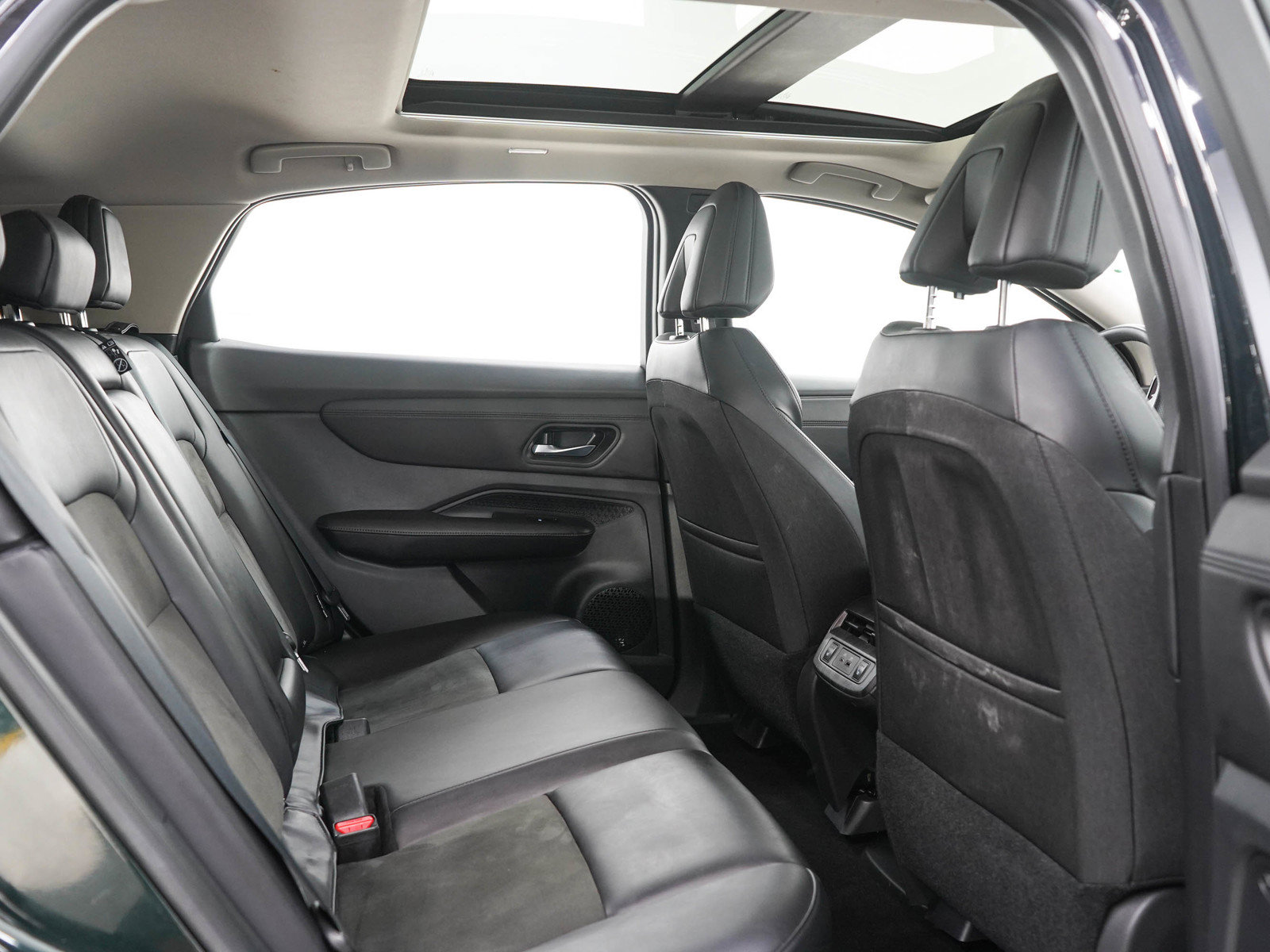 Used 2024 Nissan Ariya AWD image 15