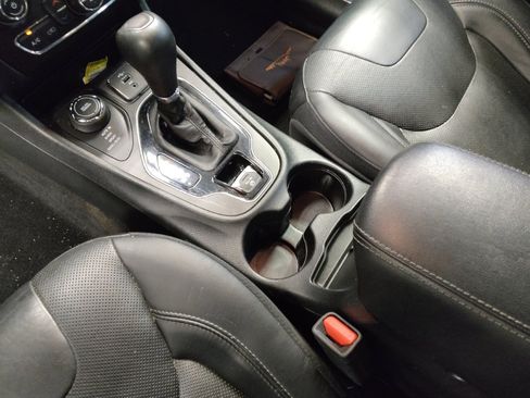Used 2019 Jeep Cherokee Limited AWD/4WD image 26