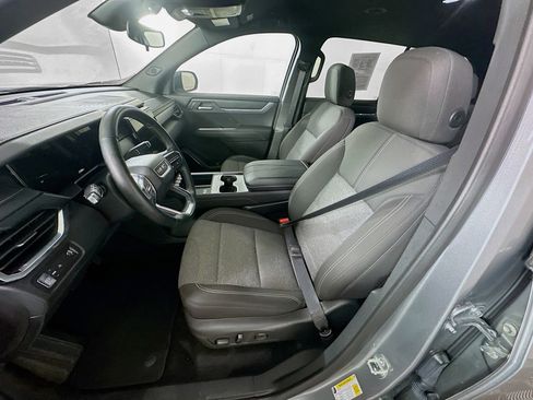 Used 2025 GMC Acadia Elevation image 13