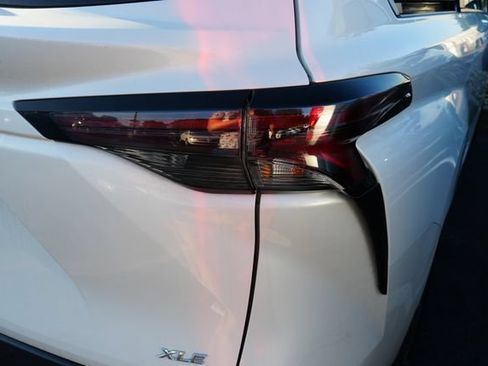 Used 2025 Toyota Sienna XLE w/ XLE Plus Package FWD image 9