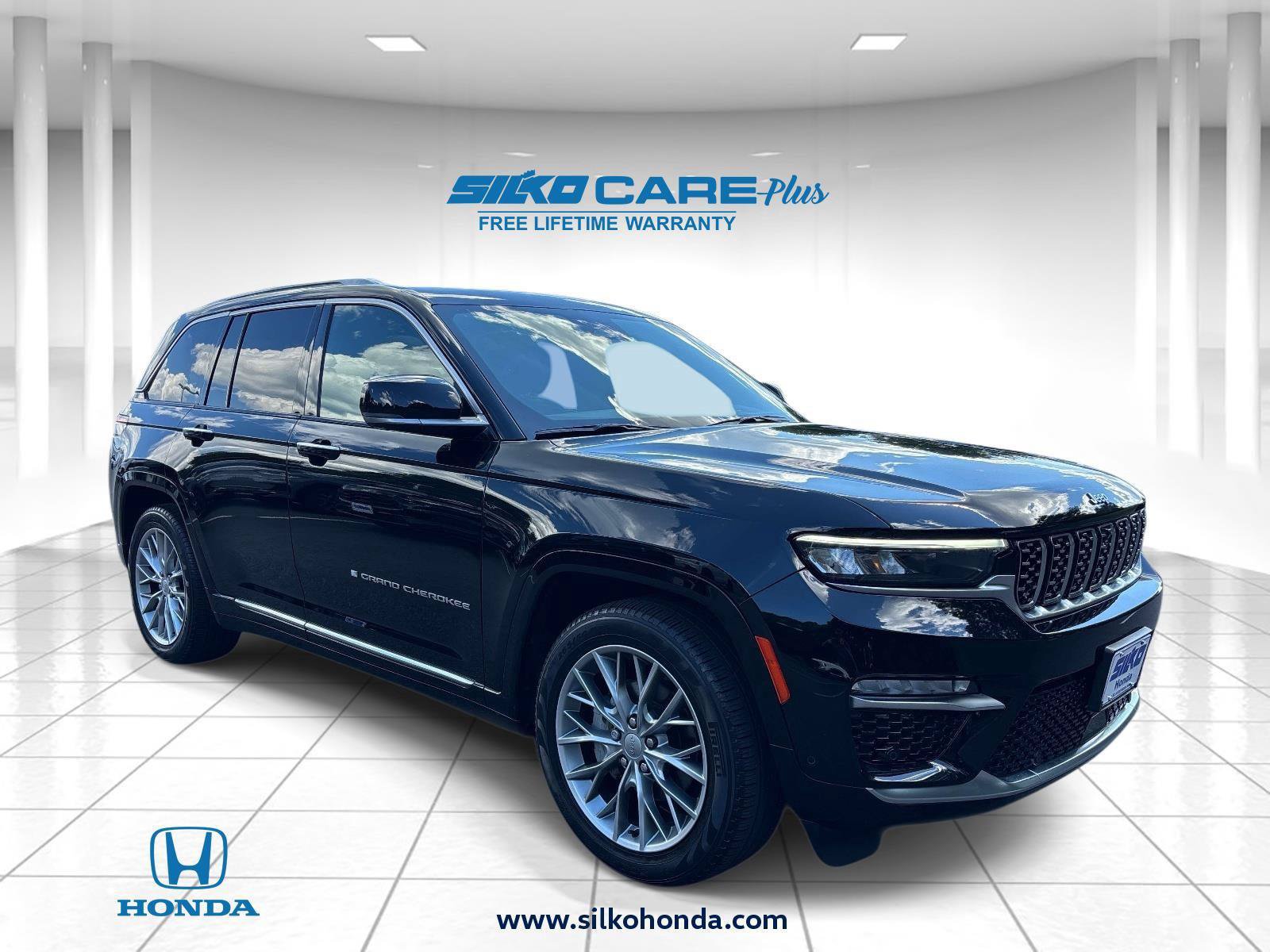 Used 2023 Jeep Grand Cherokee Summit w/ Adv Protech Group IV AWD/4WD image 1