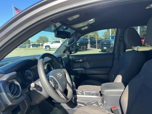 Used 2017 Toyota Tacoma TRD Sport image 13