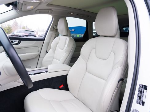 Used 2022 Volvo XC60 B5 Momentum image 17