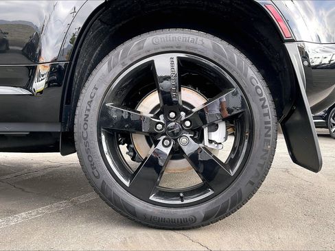 New 2026 Land Rover Defender 110 X-Dynamic SE image 18